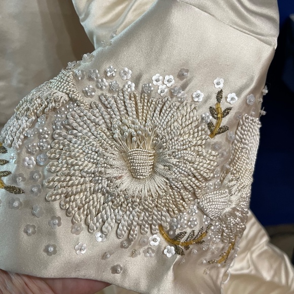 Vintage 90’s Custom 100% Silk bridal Gown by Cynthia C. - Picture 2 of 13